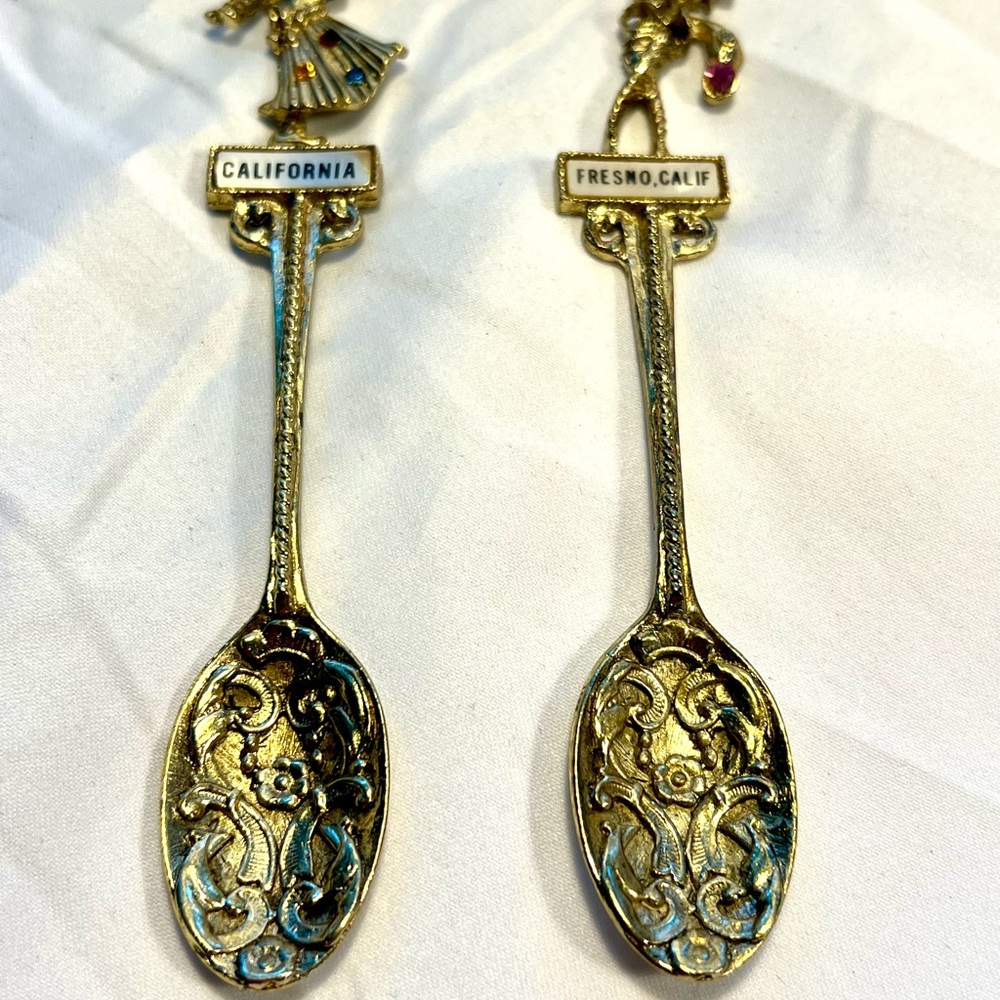 Lot of two Collectible Gold tone souvenir Spoons, with dancing figure on top. - Picture 4 of 8